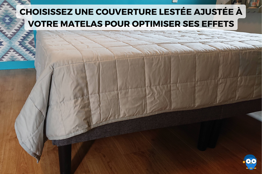 couverture lestée sur un lit